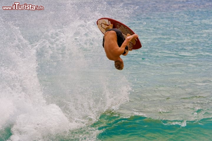 Immagine Con lo skimboard in spiaggia a Capo Verde: grazie all'Oceano Atlantico, non mancano qui le splendide onde per divertirsi con la mini-tavola - © EpicStockMedia / Shutterstock.com
