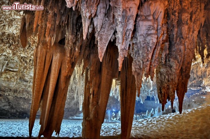 Immagine Concrezioni e stalattiti dentro la Djara Cave in Egitto - In collaborazione con I Viaggi di Maurizio Levi