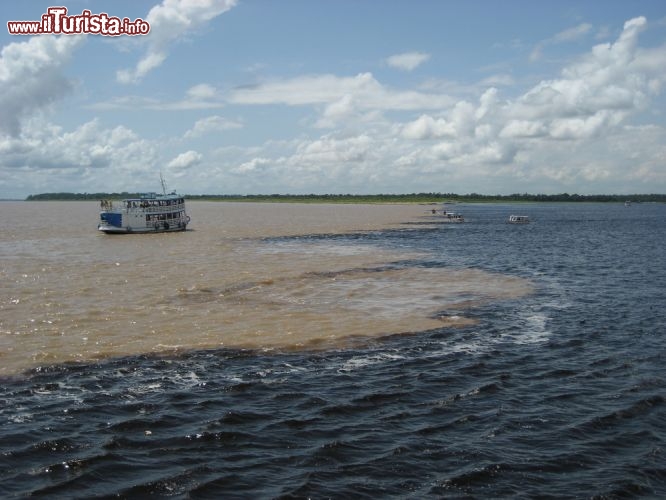 Immagine Confluenza del Rio Negro con il Rio Solimoes in Brasile, nei pressi di Manaus in Amazzonia - © guentermanaus / Shutterstock.com