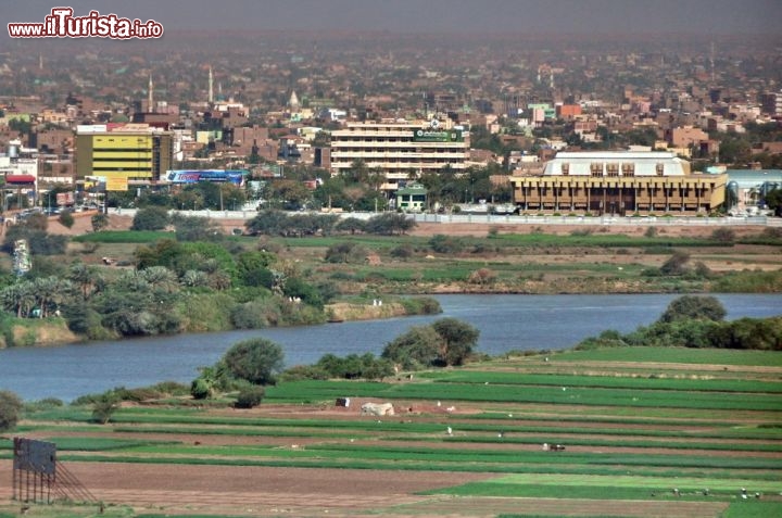 Immagine La confluenza del Nilo Bianco con il Nilo Azzurro a Khartoum in Sudan. Notare l'intensa attività agricola che i due grandi fiumi consentono in questo angolo arido del deserto del Sahara - © Enrico Montanari
