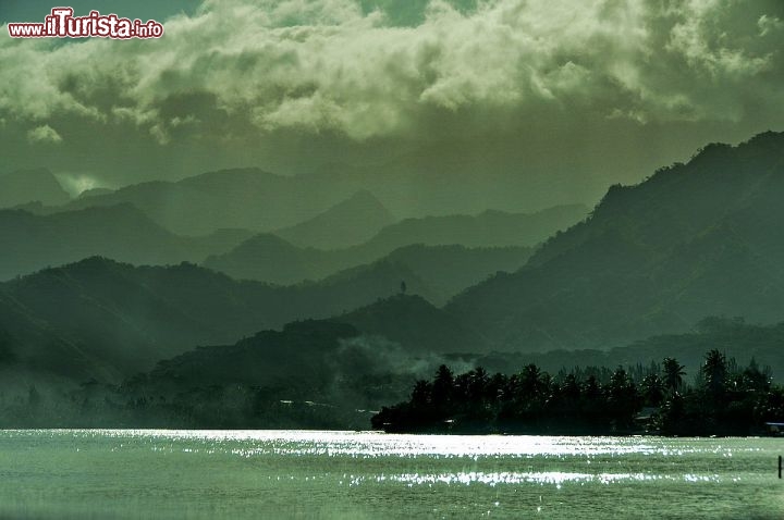 Immagine Controluce costa ovest di Tahiti Nui