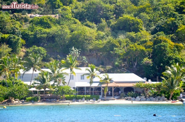 Immagine Il ristorante di Coope Island è sicuramente uno dei migliori delle BVI con una cucina internazionale e caraibica. Aperto a pranzo a cena tutti i giorni, ha disponibile un deck che si affaccia direttamente sul mare. - © Guendalina Buzzanca / thegtraveller.com