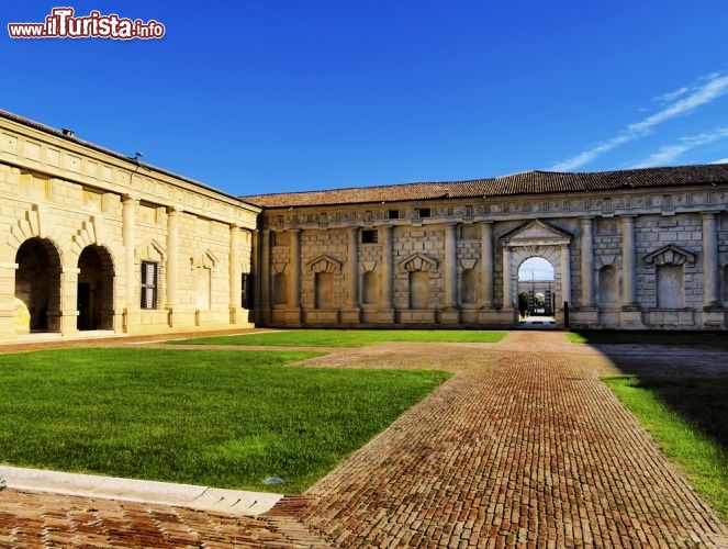 Immagine Coorte interna al Palazzo Te Mantova, Lombardia - © Karol Kozlowski / Shutterstock.com