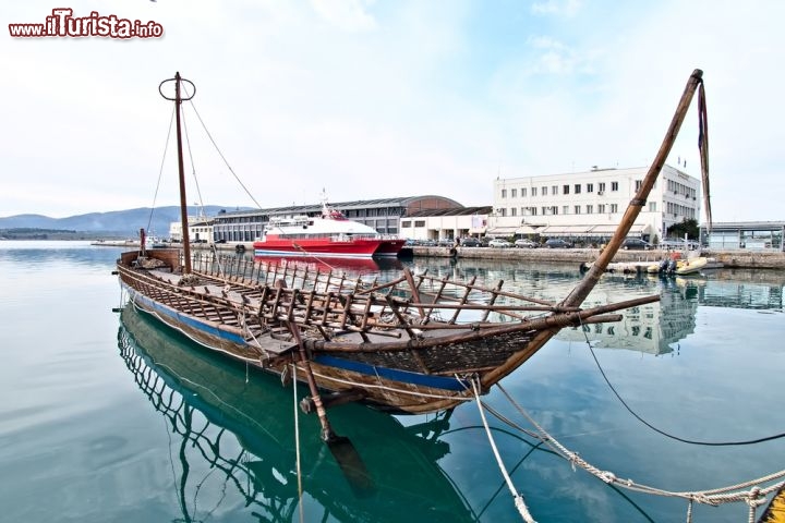 Immagine A Volos, nella Grecia orientale, c'è una replica della mitica nave Argo. La città sorge accanto all'antica Iolkos, da cui gli Argonauti partirono alla ricerca del vello d'oro, e dal 2007 ospita la nave ormeggiata nel porto, nel Golfo di Pagassitikos, a disposizione di turisti e scolaresche. Di recente il comune ha indetto un bando per la progettazione e creazione di un "Museo per la valorizzazione della nave Argo" - © Leonid Katsyka / Shutterstock.com