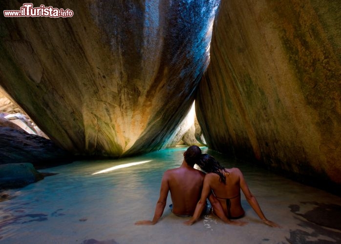 Immagine Coppia in luna di miele a Virgin Gorda, l'isola tropicale ai Caraibi, che fa parte delle Isole Vergini Britanniche, classica meta dei viaggi di nozze  - © idreamphoto / Shutterstock.com