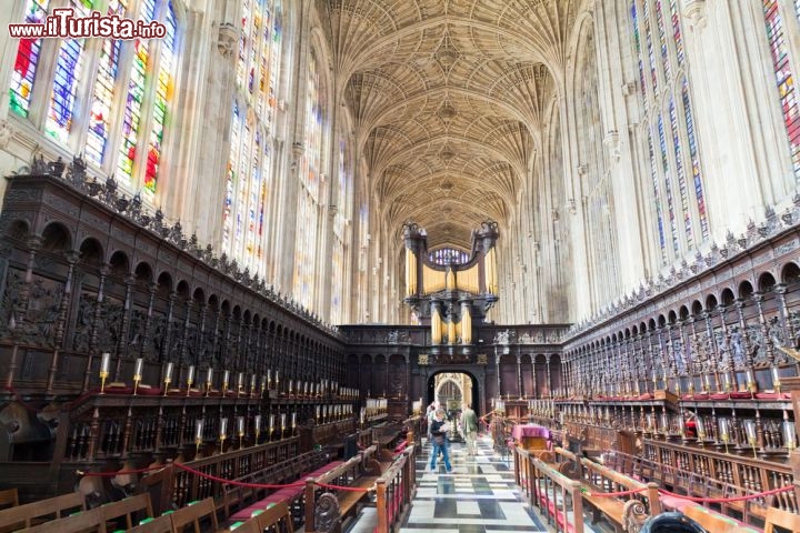 Immagine Coro del King's College, capolavoro gotico di Cambridge, Inghilterra - Spesso chiamato King's all'interno dell'Università di Cambridge, questo college britannico vanta un prestigioso coro che comprende choral scholars, cioè studenti maschi della struttura, e choristers, ragazzi che studiano nella vicina King's College School. Il coro si esibisce in concerti spesso trasmessi da radio e televisione fra cui le Nine Lessons and Carols in onda sulla BBC la vigilia di Natale. Splendido esempio di architettura tardogotica, la cappella del King's fu costruita nell'arco di 100 anni e presenta la volta a ventaglio più grande del mondo impreziosita da finestre con vetrate e dal dipinto "L'Adorazione dei Magi" di Pieter Paul Rubens © r.nagy / shutterstock.com