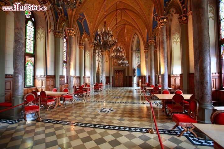 Immagine Corridoio del castello di Neuschwanstein in Baviera. Si trova non distante dalla cittadina di Schwangau,  Algovia (Germania) - © mironov / Shutterstock.com