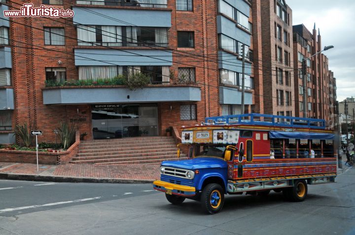 Immagine Corriera tradizionale nel centro di Bogotà, Colombia - Uno dei caratteristici autobus variopinti che si incontrano per le vie della capitale: un must da non perdere per chi desidera spostarsi in città alla scoperta di uno dei mezzi di trasporto più autentici di questo territorio del Sud America © Sonja Vietto Ramus 