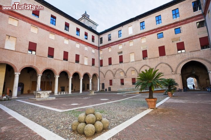 Immagine La corte interna del Castello Estense di Ferrara (Emilia Romagna) periodicamente ospita eventi e mostre. Costruito da Bartolino da Novara a partire dal 1385, l'edificio sorse intorno alla Torre dei Leoni, che esisteva già nel MIlleduecento e faceva parte delle antiche mura - © vvoe / Shutterstock.com