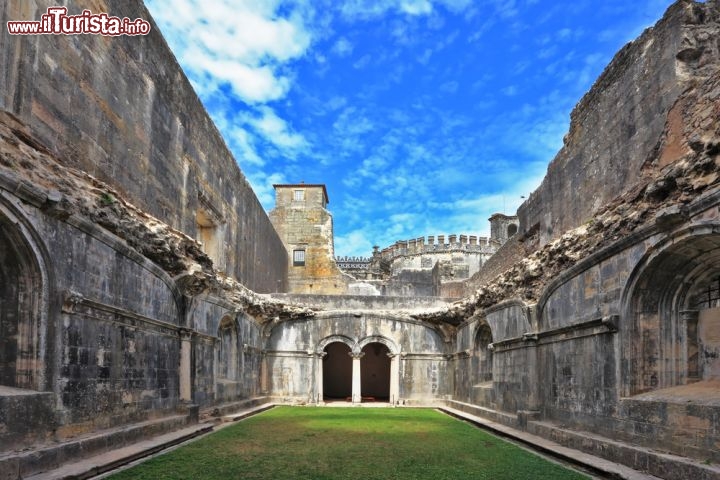 Immagine Corte interna del Palazzo dei Cavalieri Templari a Tomar, nel Convento di Cristo, Patrimonio UNESCO del Portogallo - © kavram / Shutterstock.com