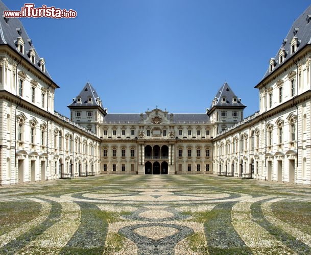 Immagine All'interno del castello del Valentino - Torino, Piemonte - si apre un'ampia corte trapezoidale a pavimentazione marmorea. Sul cortile interno si affacciavano gli ambienti di servizio e le cucine, la sala della guarnigione e la sala da pranzo dei Signori, decorata con affreschi a tema cavalleresco - © Claudio Divizia / Shutterstock.com