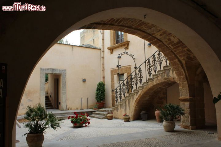 Immagine Cortile di Palazzo Panitteri nel cuore del borgo di Sambuca di Sicilia, eletto nel 2016 come Borgo più bello d'Italia - © Guzman - CC BY-SA 4.0 - Wikipedia