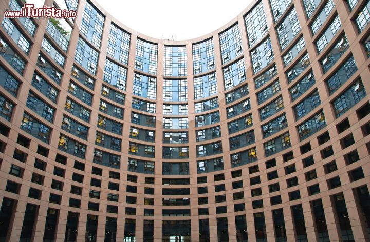 Immagine Cortile interno del Parlamento Europeo di Strasburgo, Francia - Un tour alla scoperta di questa bella cittadina dell'Alsazia comprende anche una visita al Parlamento Europeo © Zanna Karelina / Shutterstock.com