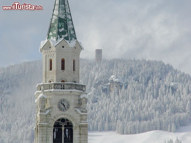 Immagine Il campanile innevato della Basilica dei Santi Filippo e Giacomo a Cortina d'Ampezzo - Foto Paola D'Andrea