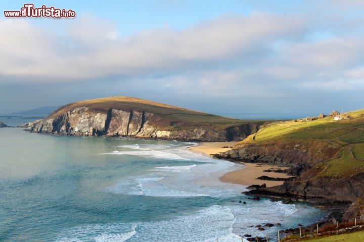 Immagine La costa di Achill island, Irlanda -  La più grande fra le isole al largo del territorio irlandese, situata per esattezza nella parte occidentale del paese, è caratterizzata da un paesaggio naturale a dir poco suggestivo dove montagne brulle si alternano a brughiere di torba e erica e alte scogliere lasciano spazio a distese di sabbia © Kwiatek7 / Shutterstock.com