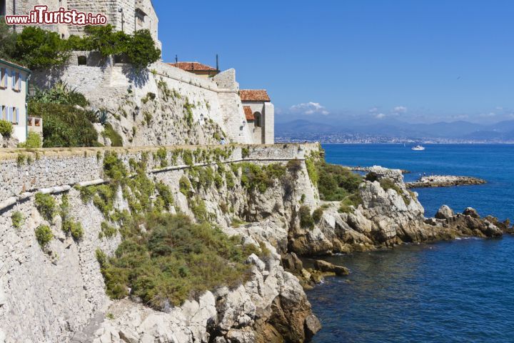 Immagine Panorama da Antibes, Francia - Per ammirare il suggestivo panorama sulle Alpi e su Nizza si può passeggiare lungo la bella corniche che corre sull'antico vallo difensivo della città © Kiev.Victor / Shutterstock.com