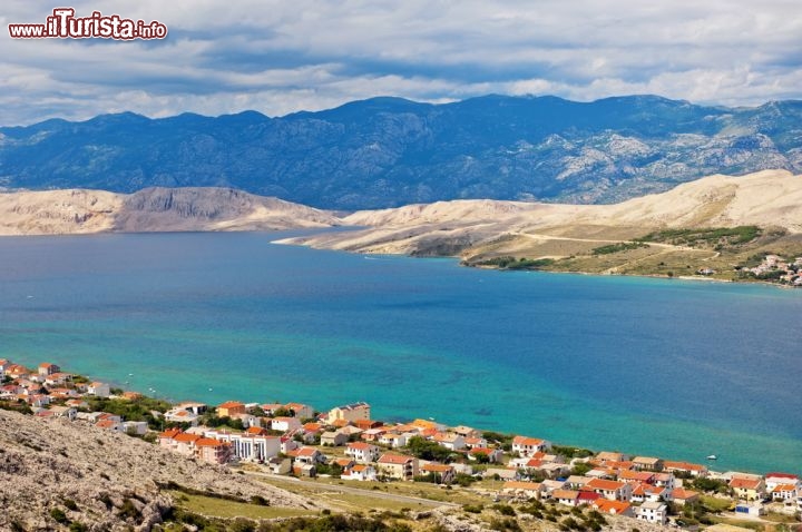 Immagine La magica Costa della Dalmazia: ci troviamo sull'isola di Pag (Pago) in Croazia, dove i colori dell'Adriatico creano scenari di grande fascino - © Natalia Bratslavsky / Shutterstock.com