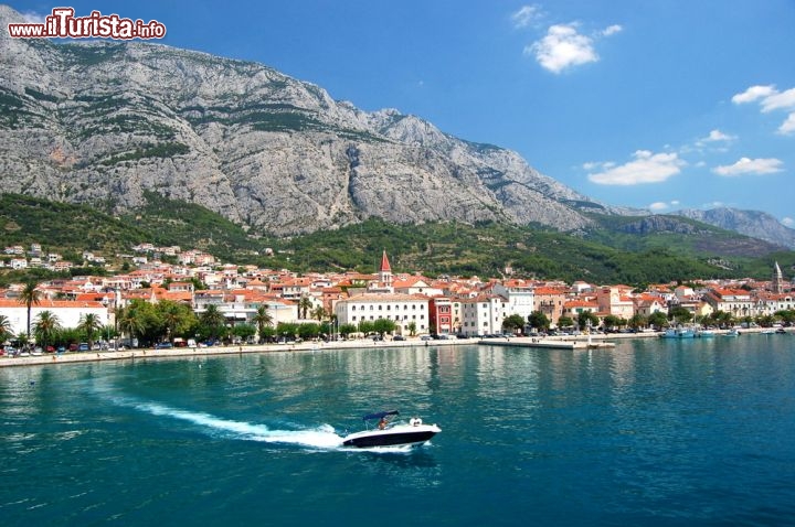 Immagine La costa di Makarska: sullo sfondo al porto  si notano i contrafforti del monte Biokovo - © darios / Shutterstock.com