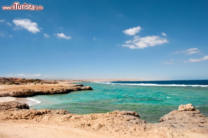 Immagine La costa selvaggia di Marsa Alam nel Mar Rosso in Egitto: il fronte della barriera corallina è segnato dal frangersi delle onde. Nella parte interna, caratterizzata dalle acque color smeraldo è possibile fare snorkeling, mentre la zona esterna, dove i lcolore blu indica acque profonde, è più indicata per le immersioni subacquee, e li si possono incontrare pesci più grandi, di tipo pelagico - © alphaspirit / Shutterstock.com