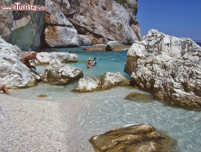 Immagine Costa dell'Ogliastra: ci troviamo a nord di  Baunei la città che si trova a settentrione di Arbatax, nella Sardegna orientale - © Monica Mereu