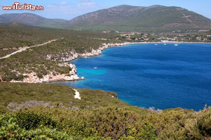 Immagine La costa della Sardegna nord-occidentale, nei pressi di Alghero (SS), viene chiamata Riviera del Corallo per la grande quantità di corallo rosso che sin dai tempi dell'antica Roma viene pescato nelle sue acque e utilizzato per realizzare monili e altri oggetti artigianali - © Web Picture Blog / Shutterstock.com