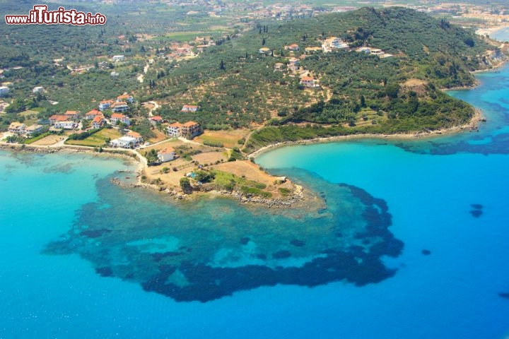 Immagine La magica costa di Zacinto possiede numerose spiagge che s'alternano a tratti prevalentemente rocciosi. Siamo tra le Isole Ioniche della costa occidentale della Grecia - © Netfalls - Remy Musser / Shutterstock.com