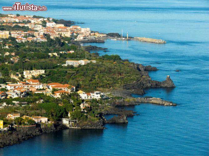 Immagine Costa dei Limoni nei pressi di Acireale, Sicilia - © ollirg / Shutterstock.com