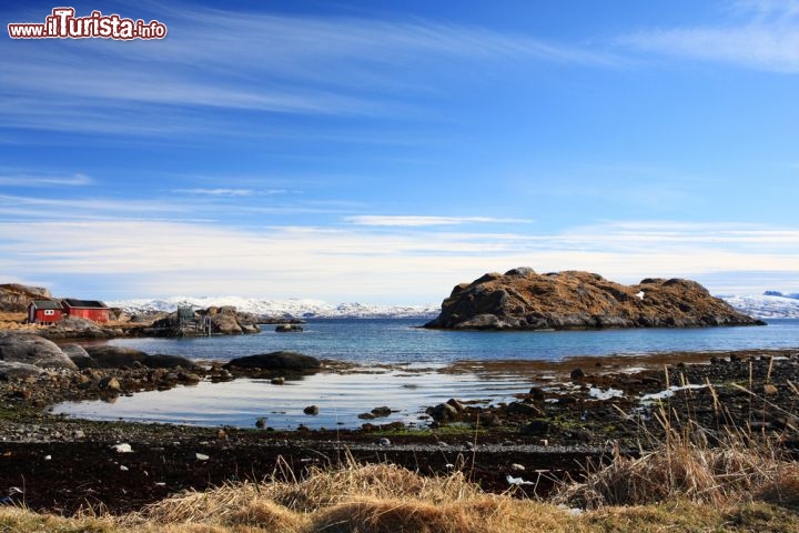 Immagine Costa del Finnmark nei dintorni di Hammerfest, Norvegia - Contea norvegese situata all'estremo nord del apese, Finnmark è parte della Lapponia che si estende in 4 paesi © Per Øyvind Mathisen / Shutterstock.com