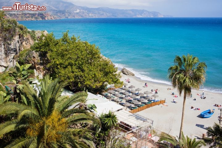 Immagine Costa del Sol a Nerja, Andalusia - Regione costiera spagnola fra punta Tarifa e capo di Gata, la Costa del Sol è una delle zone turistiche più importanti del paese. Sparse lungo 150 km di costa si trovano popolari e rinomate località dedite al turismo fra cui Marbella, Torremolinos, Estepona e Nerja oltre ovviamente alla capitale Malaga © Artur Bogacki / Shutterstock.com