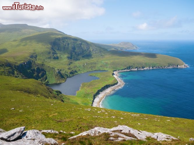 Immagine La costa di Dooagh dall'alto, Irlanda - Vedute spettacolari dalle scogliere di Dooagh, a Achill Island, spiegano alla perfezione il perchè molti turisti scelgano questo territorio dell'Irlanda per trascorrere le proprie vacanze. Senza dimenticare che grazie alle sue acque limpide e alle condizioni climatiche ideali, l'isola è adatta agli sportivi che si vogliono dedicare a sport acquatici come snorkeling e windsurf © Magnus Kallstrom / Shutterstock.com