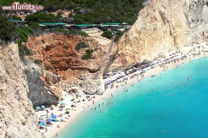 Immagine Veduta aerea della costa di Lefkada, Grecia - Una lunga scalinata accompagna ad una delle spiagge di Lefkada © Yiannis Papadimitriou / Shutterstock.com