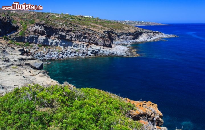 Immagine Una inquadratura di un tratto di costa di Pantelleria: Lungo il perimetro dell'isola si apre una serie di calette dalle acque trasparenti - © bepsy / shutterstock.com