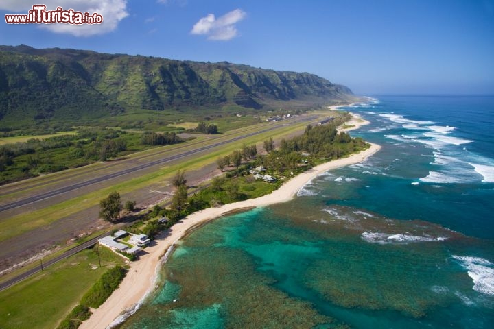 Immagine Costa nord isola di Oahu. In lontananza la spiaggia di Makuleia Hawaii  - © Lee Prince / Shutterstock.com