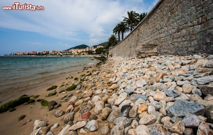 Immagine Costa ovest della Corsica vicino al centro di Ajaccio - © Gerardo Borbolla / shutterstock.com