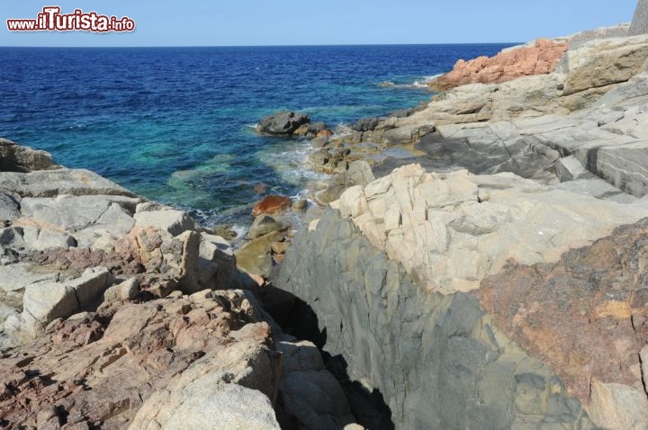 Immagine Costa rocciosa nei dintorni di Arbatax, Sardegna Orientale - © Stefano Ember / Shutterstock.com