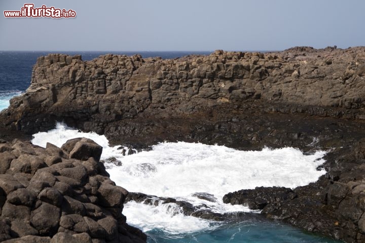 Immagine La costa rocciosa dell'Isola di Sal (Ilha do Sal) a Capo Verde - © Stefan Schurr / Shutterstock.com