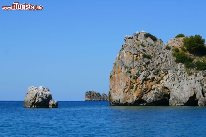 Immagine Costa rocciosa a sud di Palinuro: queste zone sono molto apprezzate per gl iamanti dello snorkeling e delle immersioni subacquee - © Malota / Shutterstock.com