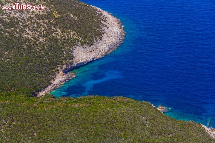 Immagine Foto aerea della costa rocciosa dell'isola di Losinj, Croazia - Gli splendidi litorali di questo lembo di terra nel Golfo del Quarnero sono fra i più frequentati della Dalmazia. Rocce a strapiombo e spiagge bianche, immerse in una cornice verdeggiante di foreste di pini a fare da protagoniste, offrono ai turisti e agli appassionati della tintarella tutte le opportunità per dedicarsi al meritato relax al sole e alle attività acquatiche © OPIS Zagreb / Shutterstock.com