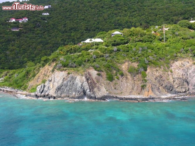 Immagine Costa rocciosa sull'isola di Tortola, siamo nei caraibi nel gruppo delle Isole Vergini Britanniche - © Holger Wulschlaeger / Shutterstock.com