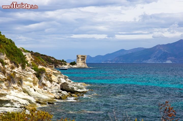 Immagine La costa nel Deserto degli Agriates, Corsica: la natura selvaggia si specchia nel Mar Mediterraneo, con ciò che resta di un'antica torre di avvistamento - la costa del Desert des Agriates, situata a nord ovest dell'isola tra le famose San Fiorenzo e Isola Rossa, è caratterizzata da una natura maestosa e imponente che si apre alle meraviglie del Mar Mediterraneo e in cui il tocco dell'uomo è ancora minimo.  - © Oleksiy Drachenko / Shutterstock.com