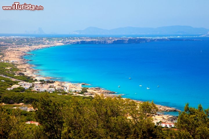 Immagine Panorama sulla costa di Formentera, arcipelago delle Baleari, Spagna. L'isola offre più di 20 km di spiagge di sabbia bianca, qualche caletta rocciosa e un'acqua incredibilmente trasparente. Lungo il litorale si trovano stabilimenti balneari per le giornate sotto il sole e locali per la movida notturna - © Kenneth Dedeu / Shutterstock.com