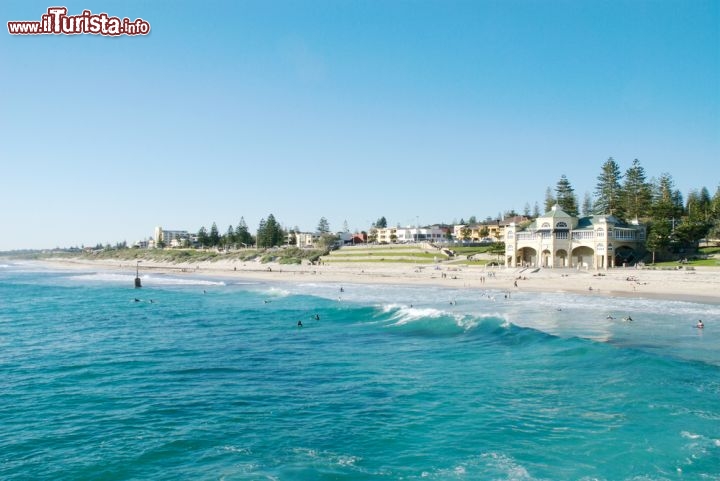 Immagine Cottesloe beach, una delle spiagge di Perth in Australia. Con oltre un chilometro di sabbia bianca è uno dei luoghi più popolari per per gli appassionati di nuoto, snorkeling e surf. 103087976