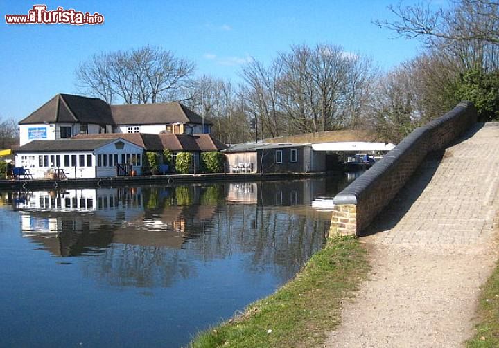 Immagine Cowley Lock a Londra, Inghilterra. Siamo nella zona ovest della città: si tratta di un'area protetta al tempo stesso sede di numerosi ristoranti e pub sull'acqua.