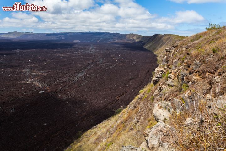 Immagine Una stima basata sul suo volume (circa 588 km3) e la frequenza delle sue eruzioni fanno pensare che il Sierra Negra possa avere oltre 530 mila anni. Con la più grande caldera fra tutti i vulcani delle Galapagos e anche la più superficiale che si trova a soli 100 metri, questo vulcano è stato protagonista dell'ultima eruzione nel 2005 quando creò più di 1,5 x 108 m3 di lava - © sunsinger / Shutterstock.com