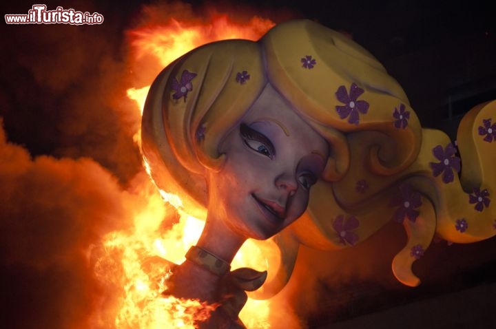 Immagine Cremà la notte dei fuochi delle las Fallas in occasione della festa di San Giuseppe a Valencia (Spagna) - © Brian Maudsley / Shutterstock.com