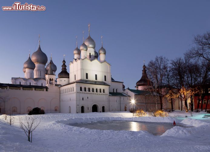 Immagine Cremlino innevato a Rostov Velikij, Russia - Innevata e al calar del sole, la cittadella fortificata di Rostov è patrimonio culturale della Federazione russa. Costruito per il metropolita Iona Sysoevic fra il 1670 e il 1683, il Cremlino impressiona i visitatori per le sue grandiose mura bianche da cui emergono le cupole della cattedrale dell'Assunzione. L'architetto della cittadella fu probabilmente Petr Dosaev che ne fece una delle più decorate di quell'epoca © volkova natalia / Shutterstock.com