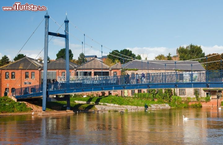 Immagine Il Cricklepit Bridge a Exeter, Inghilterra - Costruito nel 1988 per collegare le due sponde del fiume Exe, il ponte pedonale di Exeter permette a residenti e turisti di attraversare il corso d'acqua che divide la città capoluogo del Devon 24 ore su 24 ore. E' realizzato interamente in acciaio © ian woolcock / Shutterstock.com