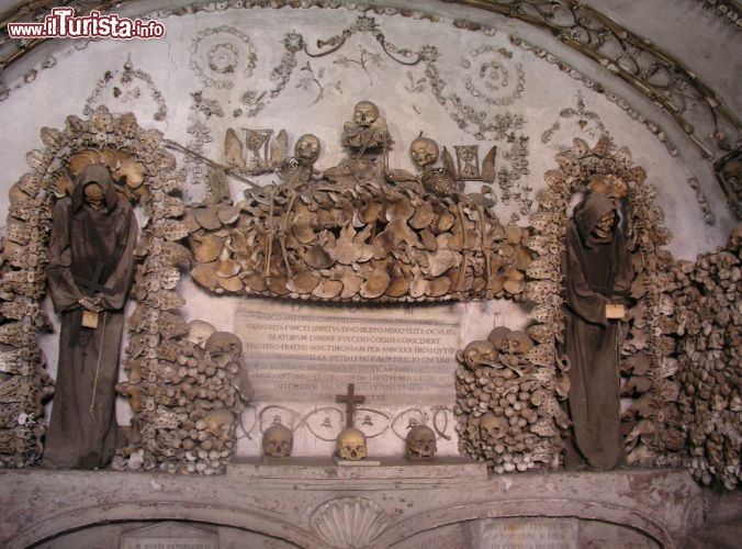 Immagine La Cripta dei Cappuccini sotto la chiesa barocca di Santa Maria della Concezione a Roma  - © Dnalor 01 / Wikipedia