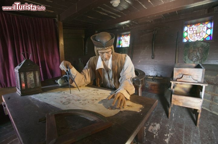 Immagine Cristoforo Colombo al lavoro nel suo studio, rappresentato al museo "Muelle de las Carabelas" a Palos de la Frontera in Spagna  - © spirit of america / Shutterstock.com