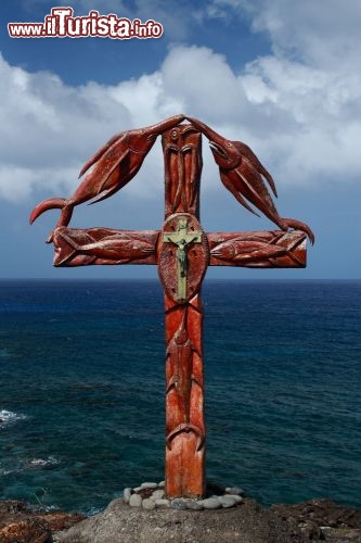 Immagine Una Croce Cristiana sull' Isola di Pasqua in Cile. L'isola fu scoperta nel giorno della festività cristiana, da cui prese il nome (Easter Island) - © gary yim / Shutterstock.com